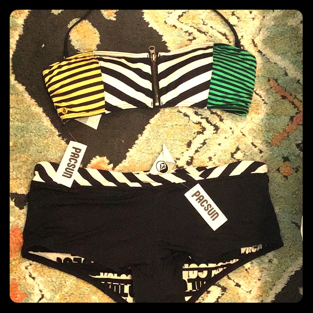 Volcom new two piece bathing suit womans size LRG